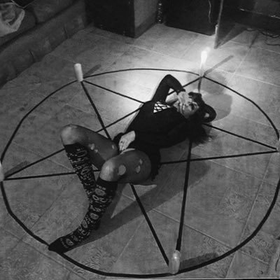 alienluxxx's tweet photo. #NewProfilePic https://t.co/YnDOF7JhFA