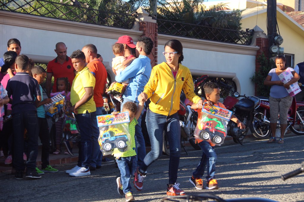 jansellll's tweet photo. #TireoConstanza @RogelioGenaoLz @RogelioGenao @PartidoPRSC
Reparto tradicional del PRSC de Juguetes a Ñiños y Niñas en el Año del Cambio
#RamónGenaoSenador #RogelioAlfonsoDiputado
#ErickDirector2020🚩 #DeCaraACaraxElPueblo #JuntosSomosImparable
#PRSC2020🇩🇴🐔🚩 https://t.co/ACcRNASZUF