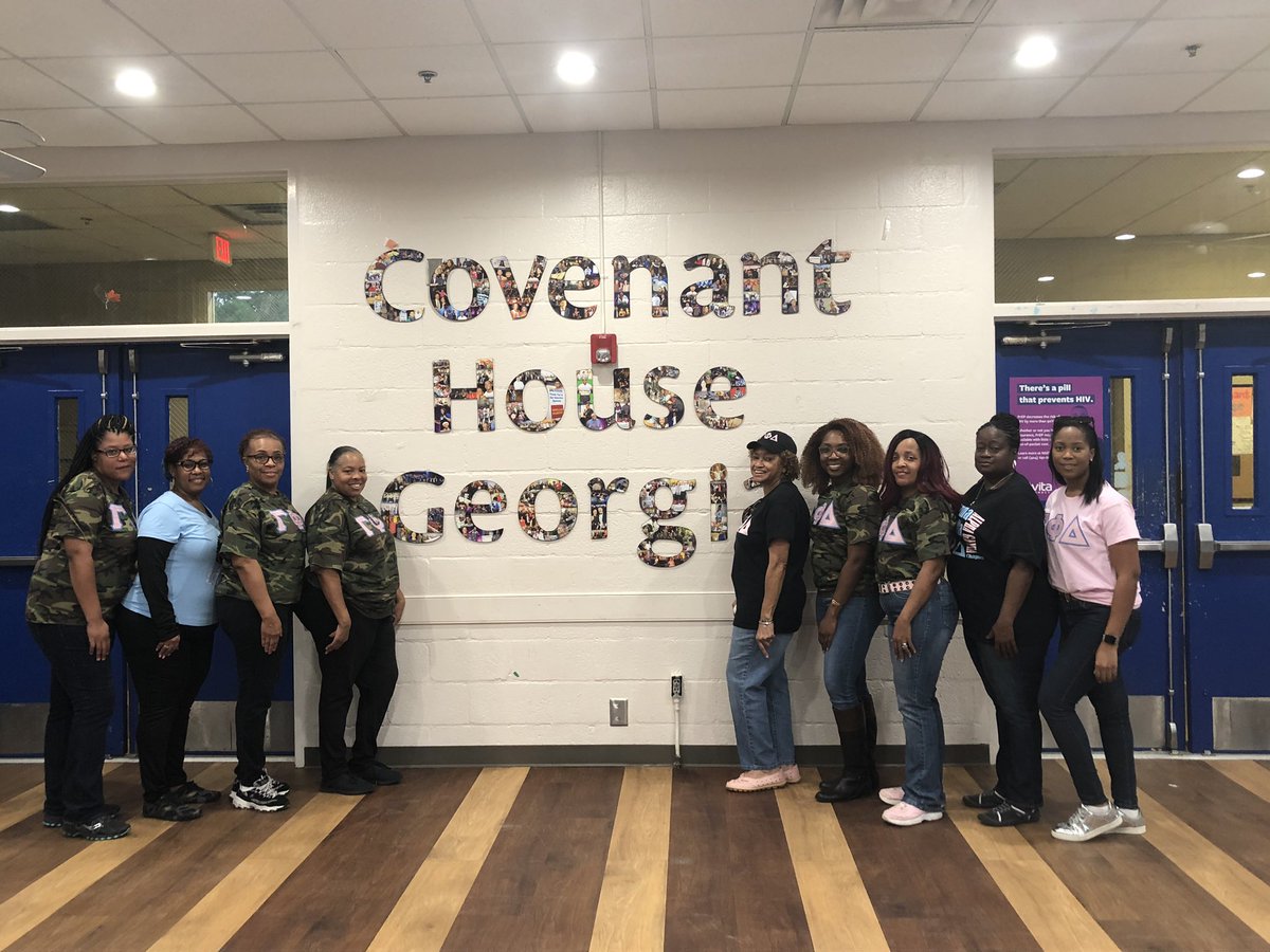 alphagamma1943's tweet photo. Earlier today, the Alpha Gamma chapter served and donated dinner to the youth of the Covenant House Georgia for the third year in a row in honor of Dr. Luthermae E. Adams!
#GammaPhiDelta #GPD #GPDSAR #AlphaGammachapter #sisterhood #service https://t.co/hesgXCSrr3