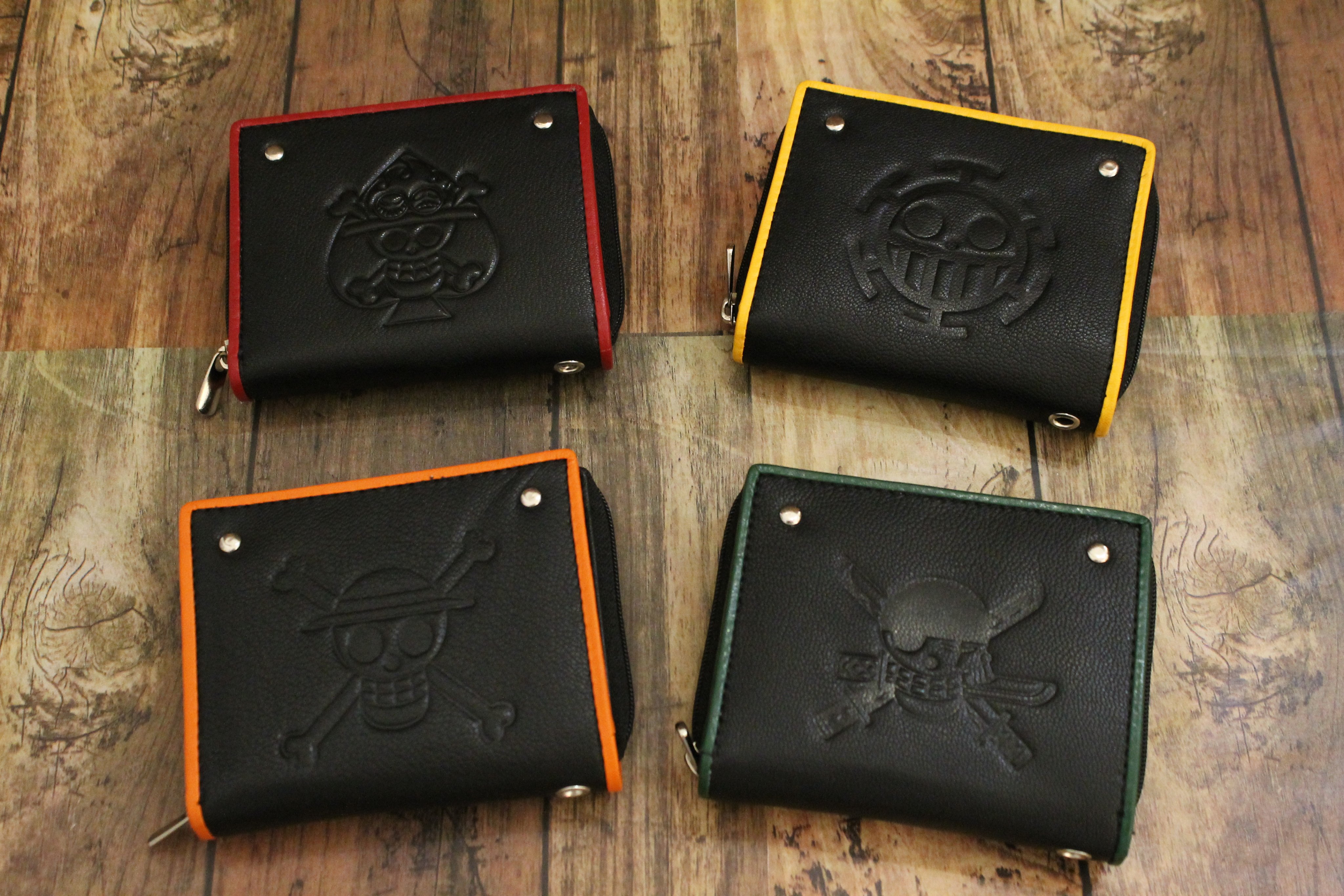 One Piece麦わらストア渋谷本店 おすすめ 2つ折り財布5 ルフィ ゾロ エース ロー 4 800円 税 好評発売中 麦わらストア Onepiece T Co Ozngx4l9qz Twitter