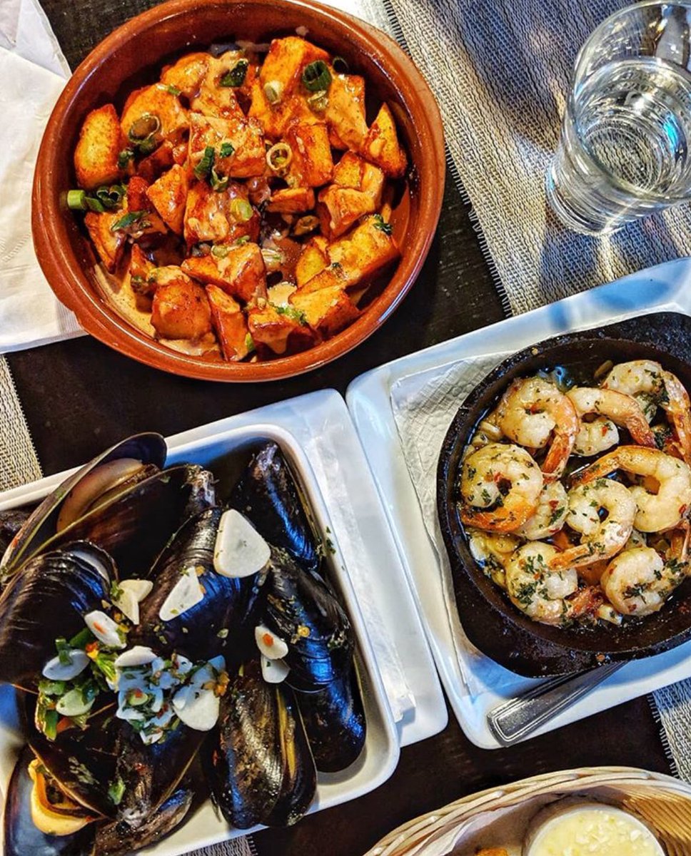 LasCanariasAB's tweet photo. 📸 Credit @vinnysmenu: Make the best meal of 2020 the one you have at Las Canarias this month! Join us for dinner! 
#sangria #tasteofspain #yycrestaurants #spanishcuisine #yycfoodie #datenight #sangria #paella #yyc https://t.co/lhyePR5QGK