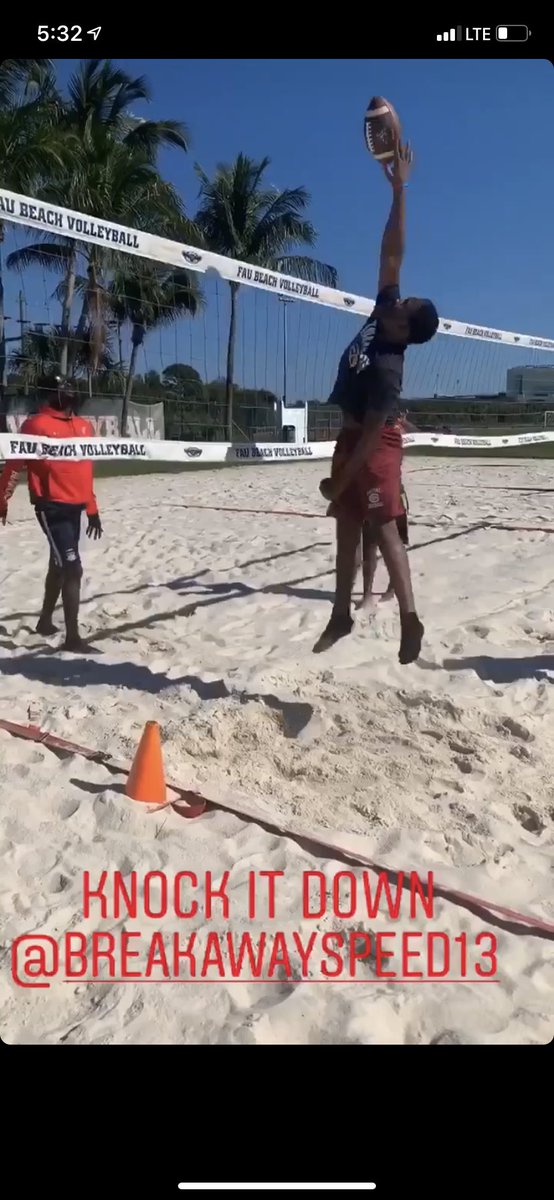 breakawayspeed2's tweet photo. 👀Great Job getting up knocking the ball down! That a away to get up to make a play on the ball. Simulating knocking the ball down if the QB throws the Ball low enough to reach! #DLTech #LetsBeGreat #WinTheDay #ComittedToTheGrind #Wingspan https://t.co/7ZTVYXlTBS