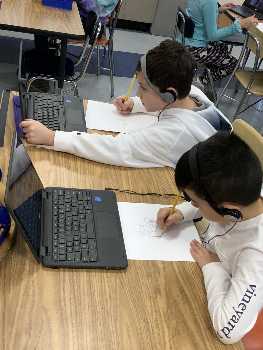 Artlvrpatti's tweet photo. @MassapequaPS @FPAMassapequa @msdeastlake art students with their focused faces on! We are creating digital mixed media art: traditional drawing+ photos of our drawings + layers of found images + our voices= engaged students! https://t.co/UBuGJyw2VI