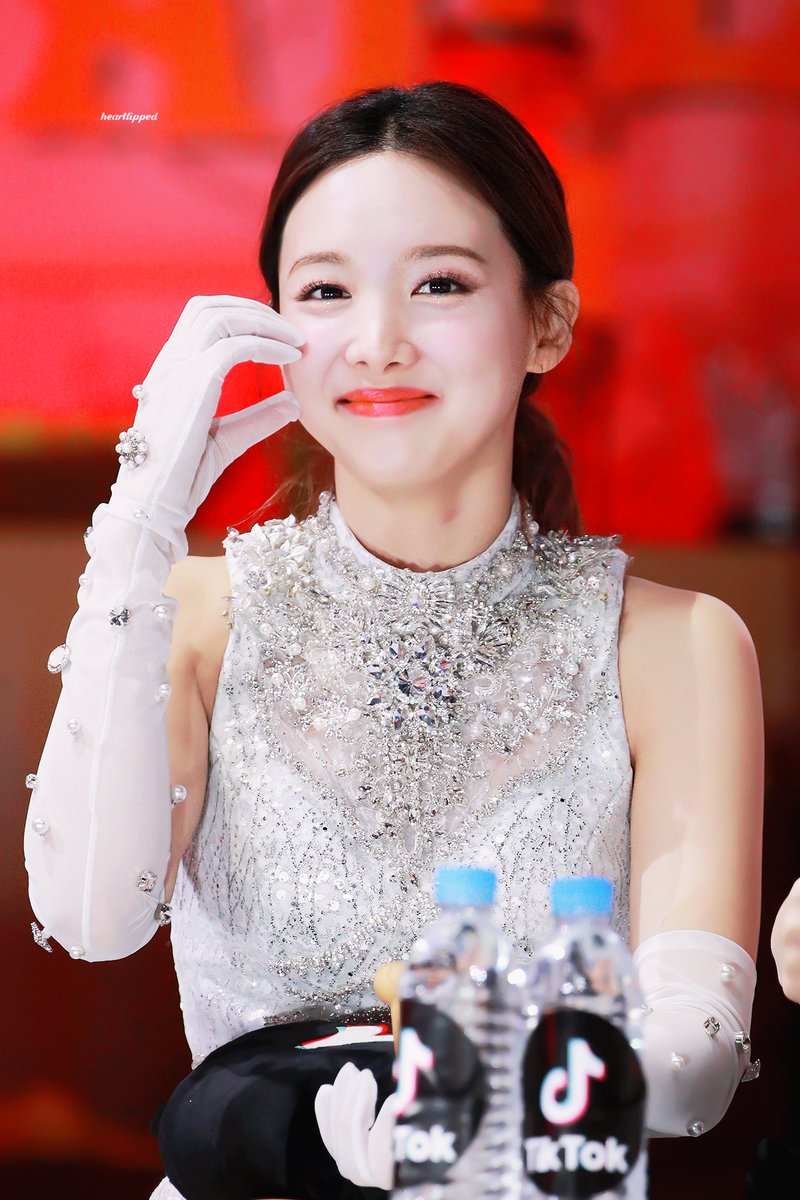 heartlipped's tweet photo. 200105 #나연 #Nayeon #ナヨン #TWICE
쑥스러워하면서 볼하트 따라해주는거 완전 여워야 ㅠㅠㅠㅠㅠㅠ
이렇게 행복한 기억들, 네 마음 예쁜 거, 절대 잊지 않으며 가니깐 걱정 마 https://t.co/MHQKuUytRe