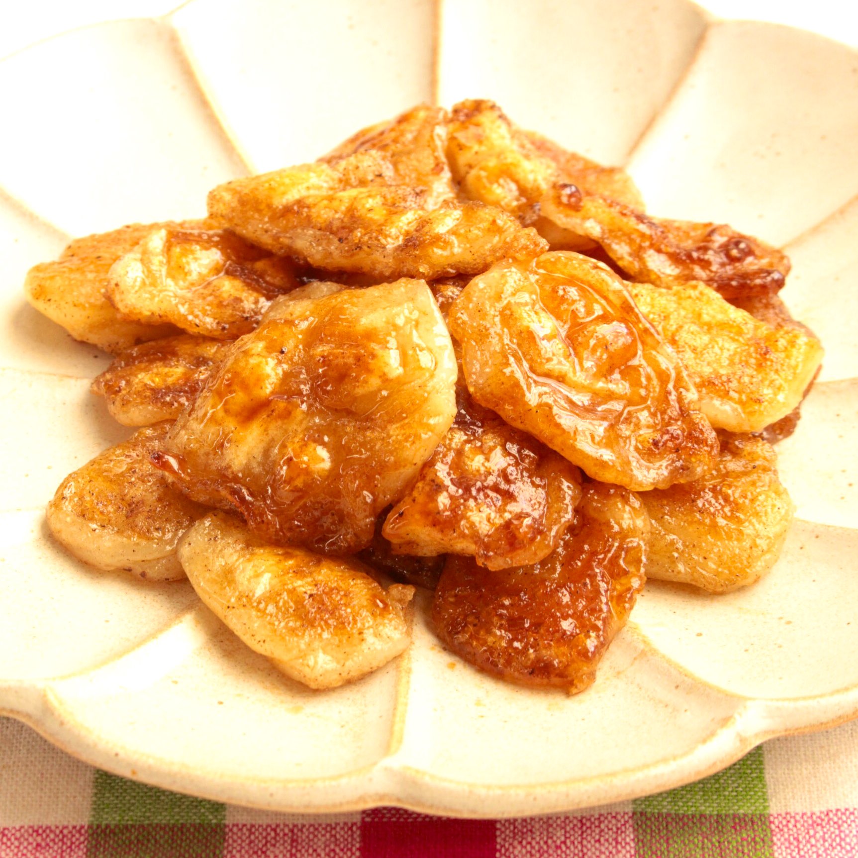 つくりおき食堂まりえ これ餅で作れる最強のおやつでは 香ばしさが天井突き抜けます 外はカリカリ 中はもちもちで美味し 焦がしバターぬれおかき 餅はチンした後ハサミで切りバターを熱したフライパンでこんがり焼き砂糖醤油絡めて完成 餅が