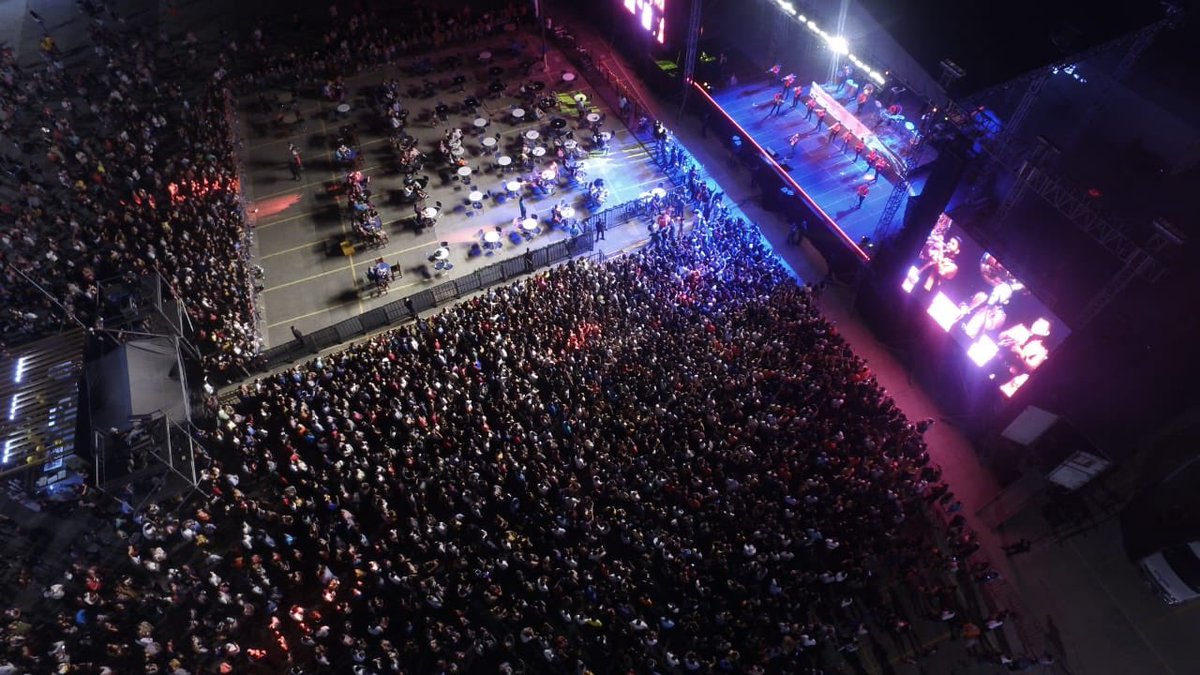 MegaFeriaImp's tweet photo. Con un lleno total, #Acapulco se prepara para decir adiós a la #MegaFeriaImperial 2019-2020 en el concierto de Alfredo Olivas. https://t.co/p9IBaKejFz