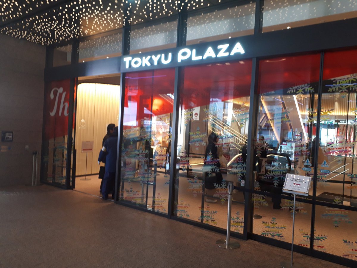 Kohei Tanaka 渋谷駅バス停に迂回運行のビラ貼りをしてから帰る 渋谷スクラブルスクエア 渋谷フクラス 東急プラザ 銀座線の渋谷駅の移設と移り変わりが激しい そして線路が突き抜けていた東急百貨店東横店はまもなく閉店へ 渋谷 渋谷フクラス