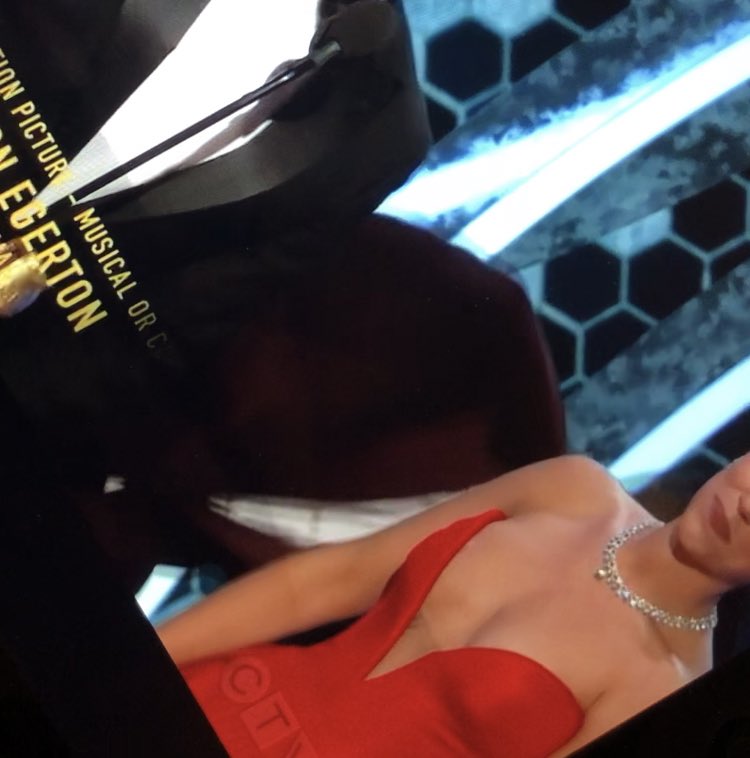 evansson_'s tweet photo. Chris was fixing the train on Scarlett’s dress and held it for her I’m DEAD 😭😭😭 #GoldenGlobes https://t.co/VRn63x35R9