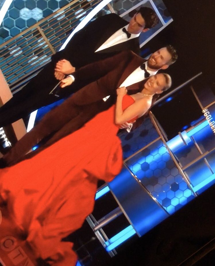 evansson_'s tweet photo. Chris was fixing the train on Scarlett’s dress and held it for her I’m DEAD 😭😭😭 #GoldenGlobes https://t.co/VRn63x35R9
