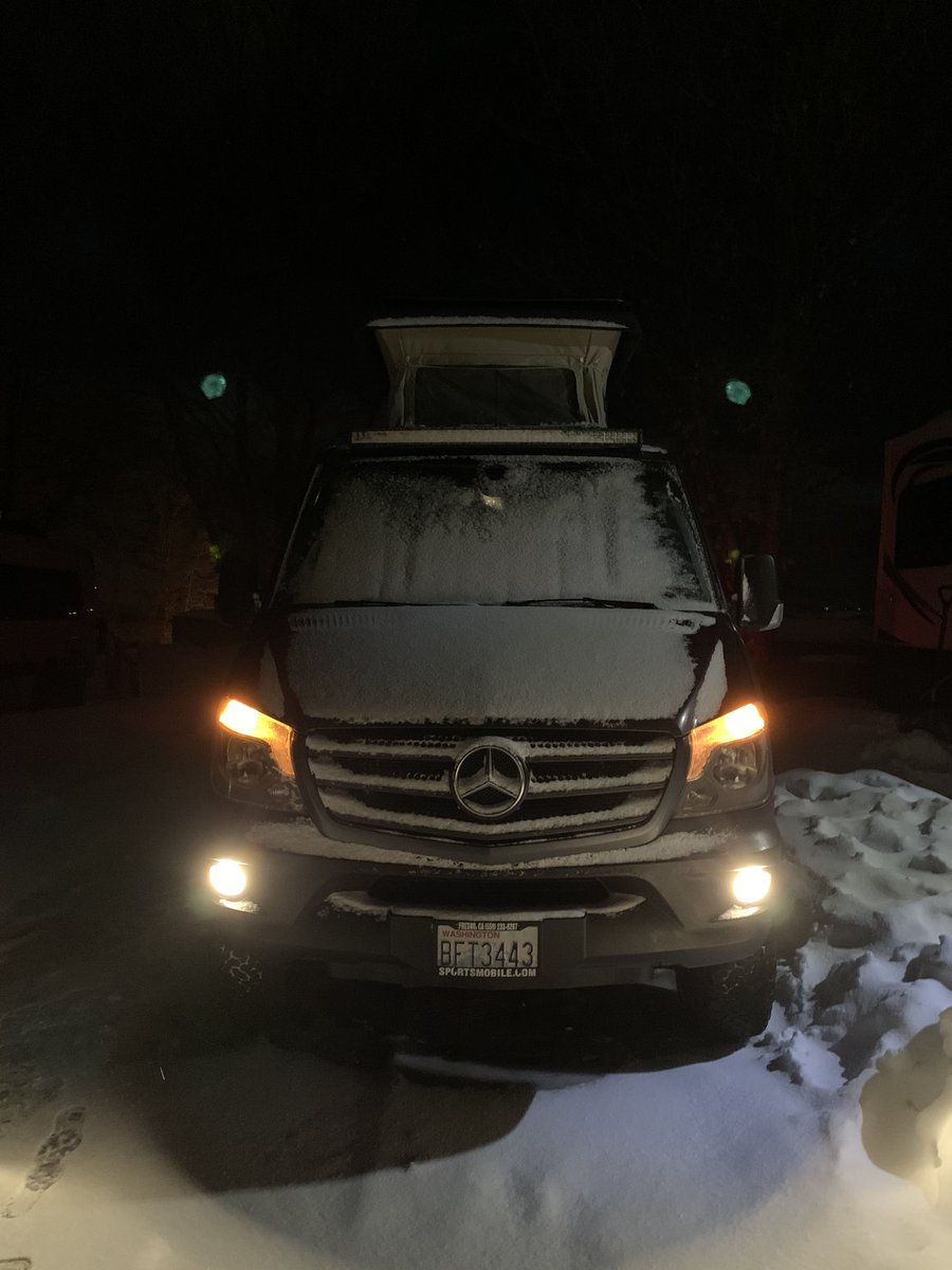 sunscreendreams's tweet image. RT @vantastic_life: Hanging out in the snow 🥶 #vanlife #chasingsnow #parkcity