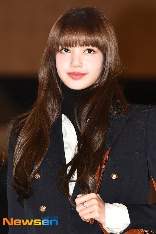 BLACKPINKリサ、中国オーディション番組「青春有你2」製作発表会のため