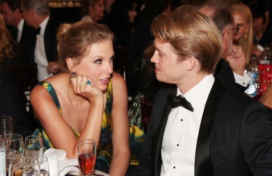 zarastaylor's tweet photo. get someone to look at you the way Taylor Swift and Joe Alwyn look at each other https://t.co/xl98FMi8nj