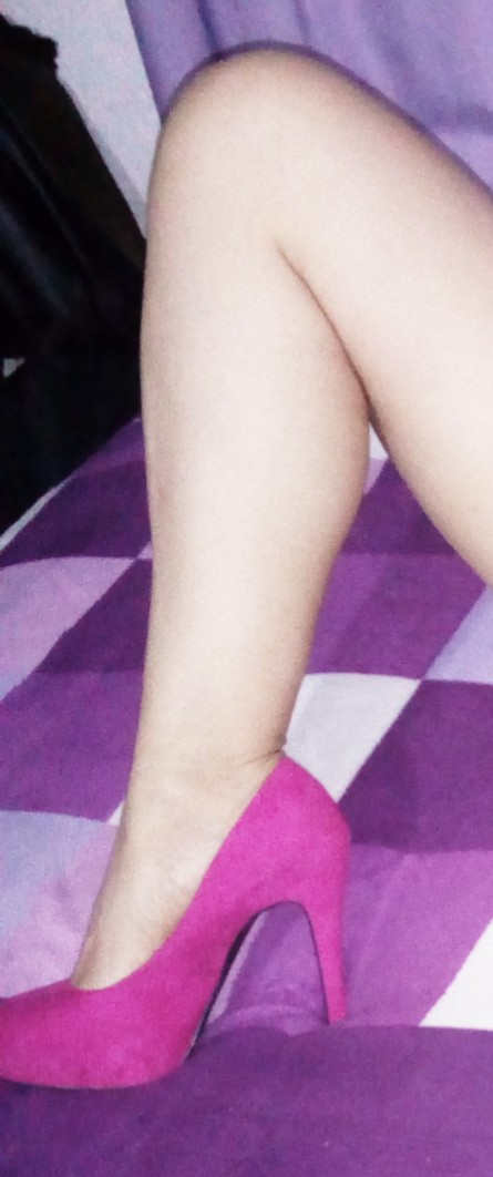 Hola amigos y seguidores, esperamos estén teniendo un excelente inicio de año, ayúdenos con su opinión.

Que zapatos de Sandy les gustaría más tener como arete?