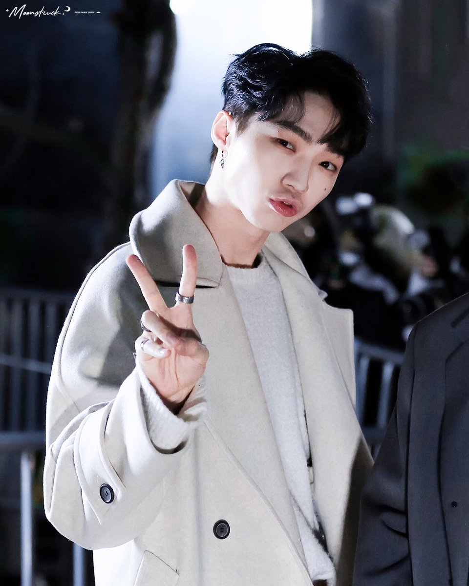 moonstruck1228's tweet photo. 191213 뮤뱅출근
새해 첫 월요일이네요 ^^  이번주 도 힘내세요💪
First Monday in new year! Still cannot believe it's already 2020...
#JxR #YURI #제이엑스알 #유리 #ParkYury #ParkYuri https://t.co/JSy9TGFg4S