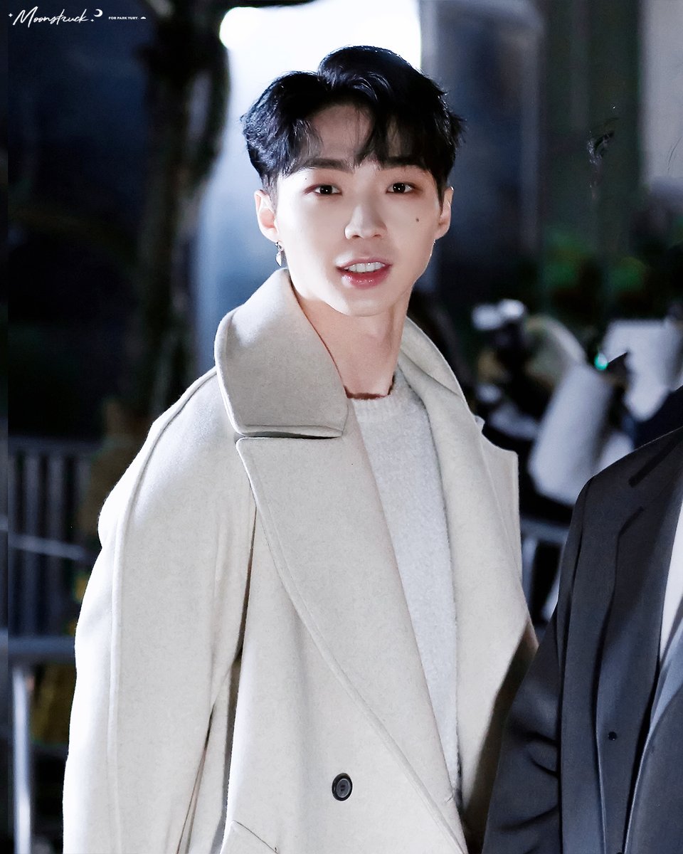 moonstruck1228's tweet photo. 191213 뮤뱅출근
새해 첫 월요일이네요 ^^  이번주 도 힘내세요💪
First Monday in new year! Still cannot believe it's already 2020...
#JxR #YURI #제이엑스알 #유리 #ParkYury #ParkYuri https://t.co/JSy9TGFg4S