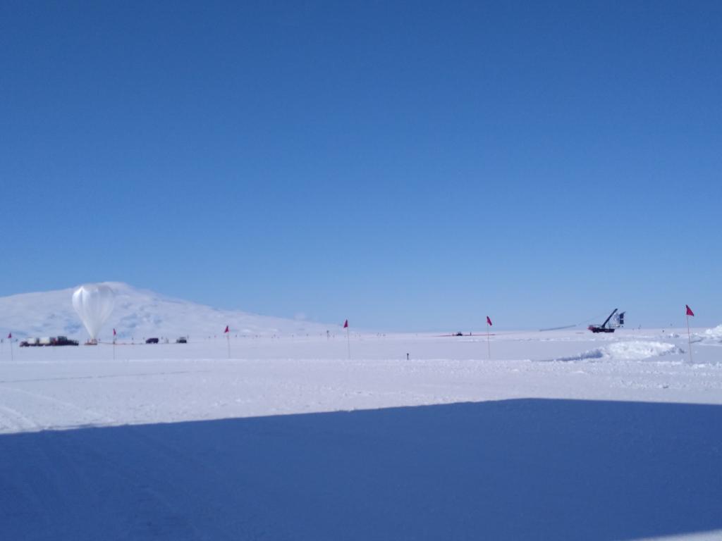 LauraMFissel's tweet photo. Inflation of the @BLAST_TNG balloon.  #balloons #antarctica #launchlaunchlaunch https://t.co/c18Z9X4F2b