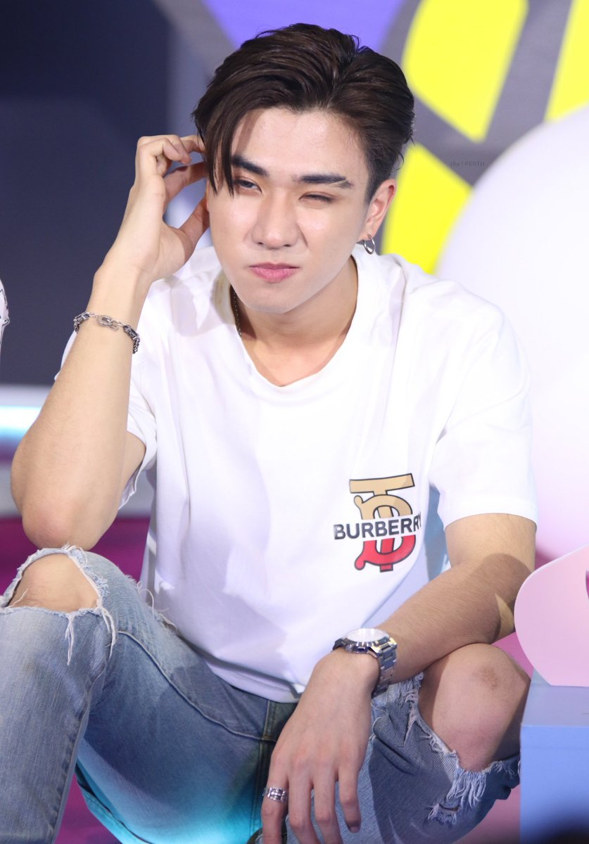 Sukem71961826's tweet photo. Dễ thương chưa😏😏😏 #ColorfulPerthDay #KDPPE #PerthTanapon https://t.co/cqlOwSms11