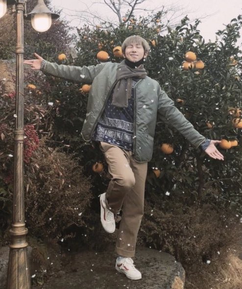 onlyBTS_withRM's tweet photo. 히히 따뚯해
#김데일리 👍🏻
#diamondlayla #rm https://t.co/b7Wbko2LR4