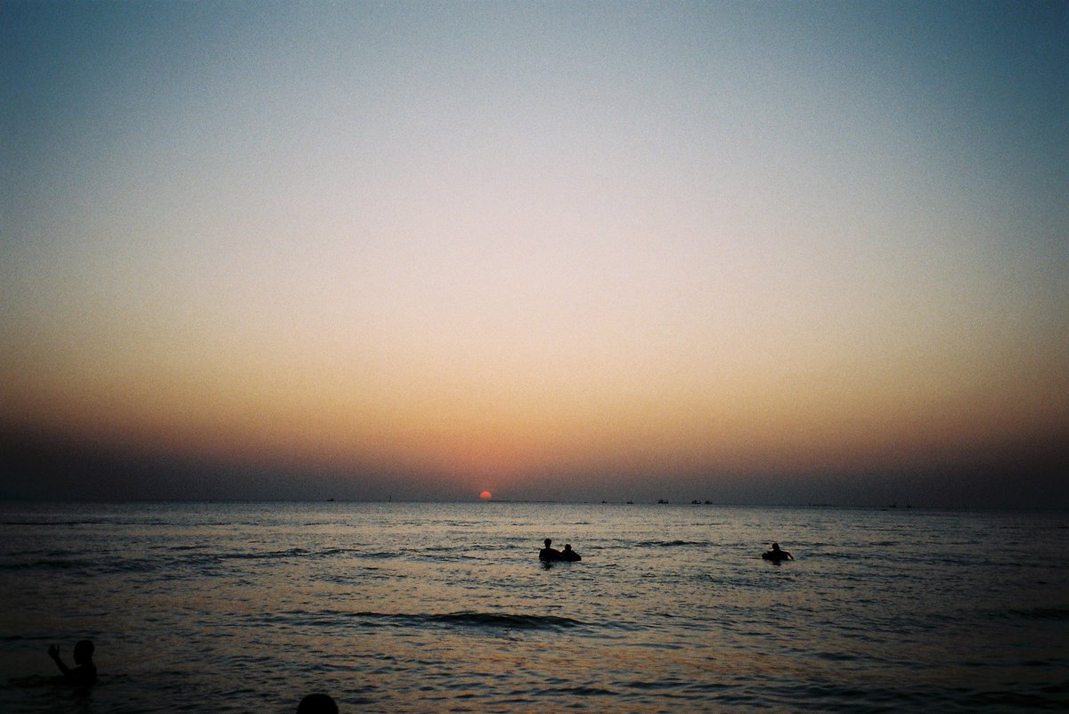 bluebyeyy's tweet photo. ทะเลกับฟิล์ม🏖
#กล้องฟิล์ม #pentaxespiop #fujicolorc100 https://t.co/sSUv2VD8Du
