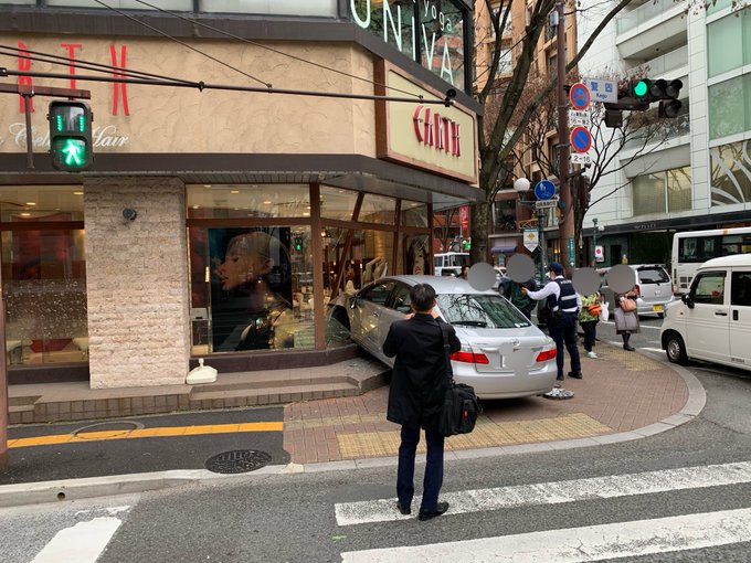 事故 福岡県福岡市中央区警固１丁目で車が美容室に突っ込む 現地の画像や動画まとめ まとめダネ