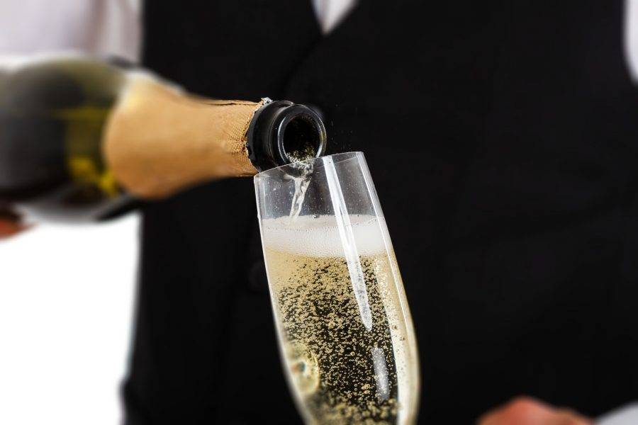 CocinayVino's tweet photo. No muchas personas conocen el arte de servir champagne. Laurent-Perrier, una de las casas más importantes, compartió sus secretos sobre la magia de servir una buena botella https://t.co/dBo8NK5K6I #CocinaYVino http https://t.co/41pFUdokFW