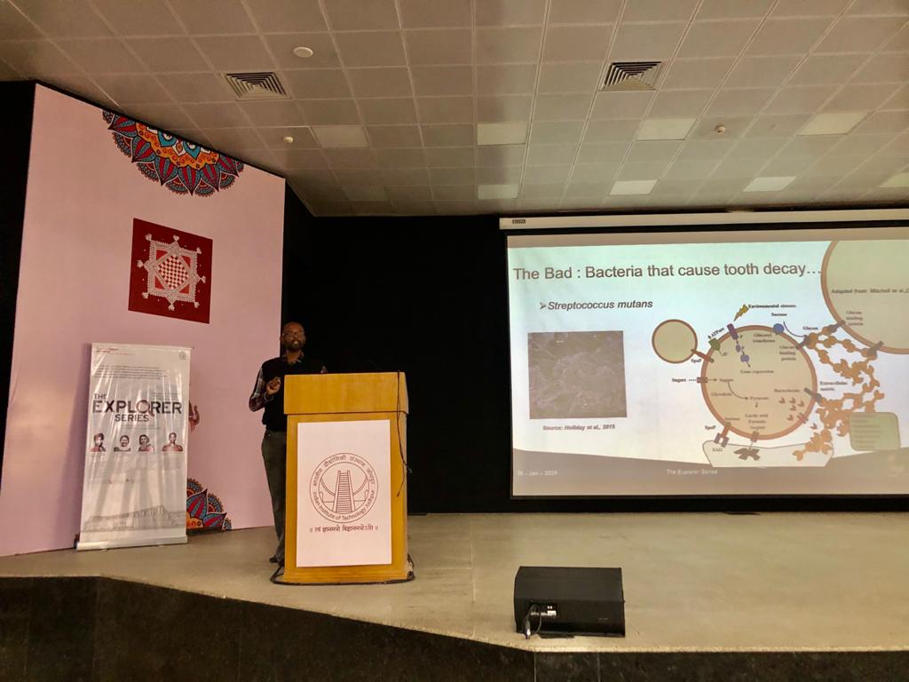 India_Alliance's tweet photo. Let's go from duck-tales to bac-tales!🔬
@smanoharan_naan has stories of #bacteria: tiny ones who bring a big human down and others in #microbiome who are our permanent roommates!
"How bacteria become resistant to #antibiotics?" wonders a young mind at #TheExplorerSeries🔍 https://t.co/6abUAn2lMm