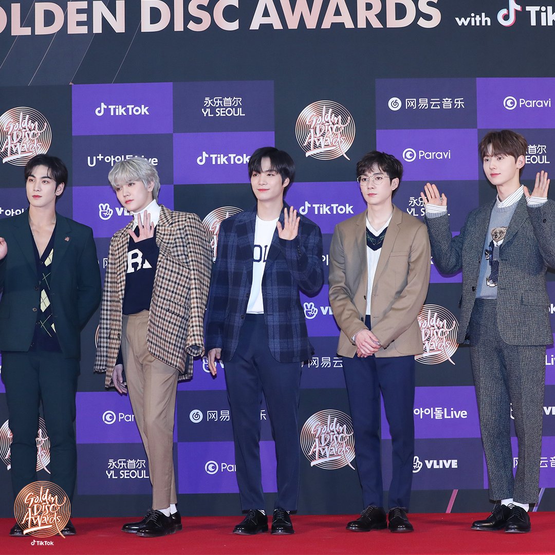 _GoldenDisc's tweet photo. The 34th Golden Disc Awards with TikTok
Album Division Division Redcarpet
ㅤ 
#뉴이스트 #NUEST
ㅤ 
#골든디스크어워즈 #goldendiscawards 
#틱톡 #TikTok #골든디스크 #goldendisc #gda
#음반부문 #AlbumDivision
#레드카펫 #REDCARPET https://t.co/QZ0R8dU3cA
