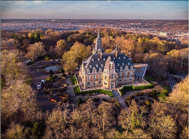 On aime cette vue aérienne du château de Namur par 
<a href="/oneguyonespot/">OneGuyOneSpot</a> ! 😍

Postez vos photos de Namur sur IG avec  #VisitNamur