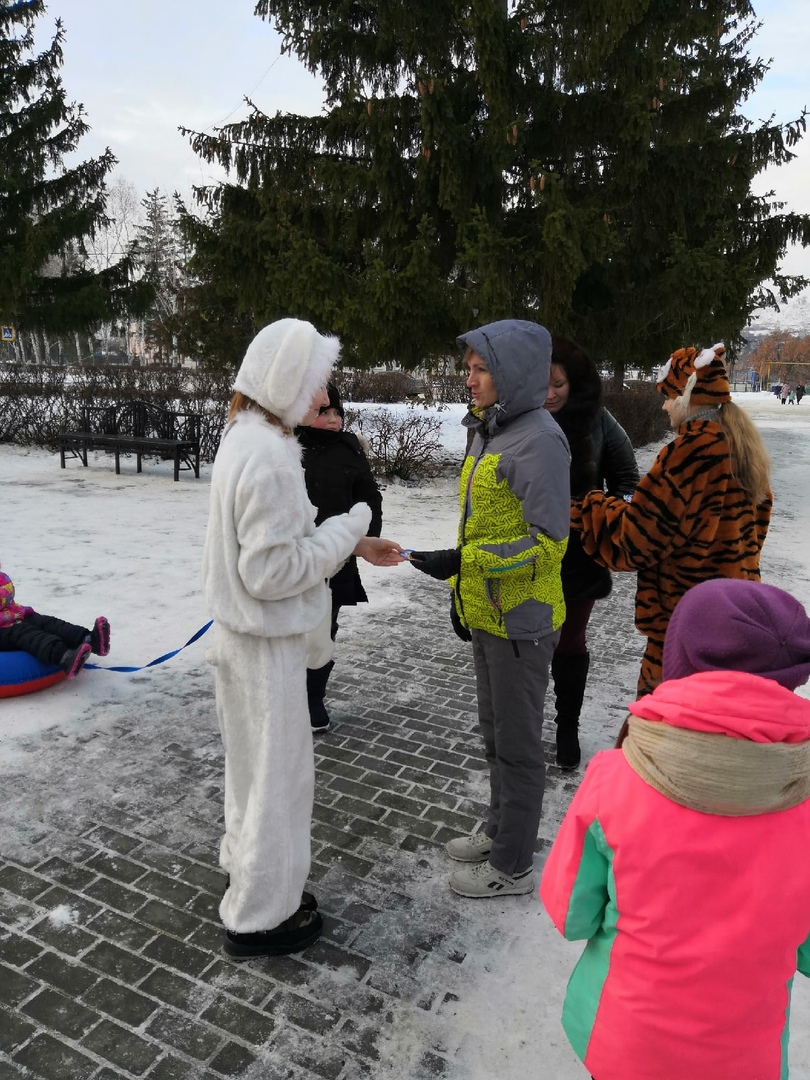 Сегодня провели поздравительную акцию "Подари радость в Рождество". Ребята нарядились в костюмы зверят и с теплыми и искренними пожеланиями вручали открытки прохожим на улицах нашего города.