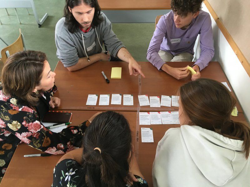 Het raam openzetten en zo fijn stof binnen trekken, of de ramen dicht houden en een ophoping van  CO2 en chemische stoffen krijgen. Een 'catch22', nee eerst meten en dan beslissen wat de beste stap is. #zuiverelucht <a href="/VMMbe/">Vlaamse Milieumaatschappij</a> 
buff.ly/2PTKupo