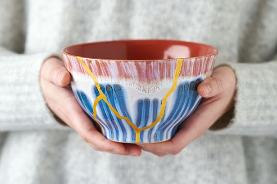 ProjectCalmMag's tweet image. The art of kintsugi is accepting, even celebrating, both the positive and negative parts of our lives. It is also about accepting the contrasts of a single day or a season ❤️ soo.nr/CgYp #mondaymotivation