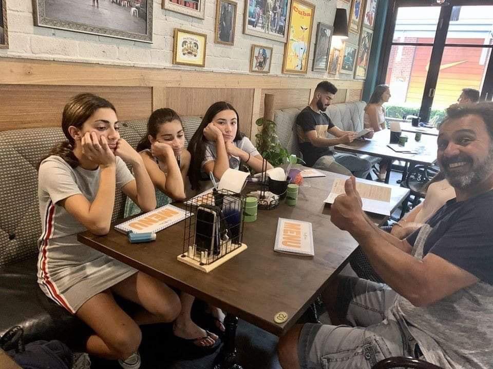 Haidar_Bagir's tweet photo. Suatu restoran di Australia membuat ide brillian. Yakni, memberi diskon 10 persen bagi keluarga yg makan tanpa membawa hp. Org tua amat senang dg ide ini. Tapi lihat anak2nya😀 https://t.co/sb8gH2pqY4