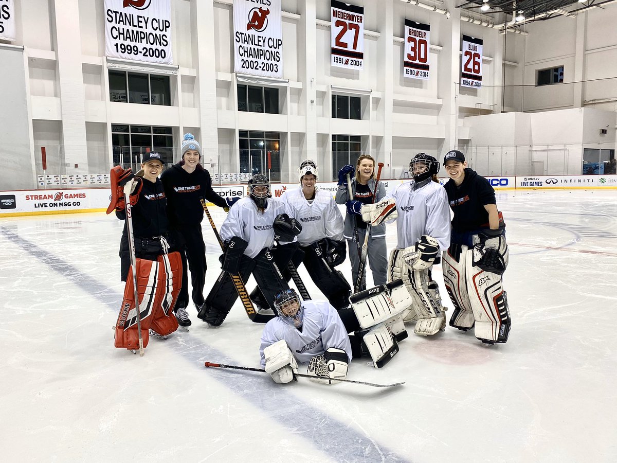OneThree35Goal's tweet photo. We counted a lot of *sNOw GOALS* during our @OneThree35Goal Winter Camp!❌🚫🛑TY Marley, Shannon, Jayden, Abby, Caroline, Jill, Bradley, Netty, & Jake for putting in work w/ us! 🥅❄️As always, DM us for private lessons & stay tuned for our next camp! #onethree35 #goaliecoaching https://t.co/1DY6nVBbkI