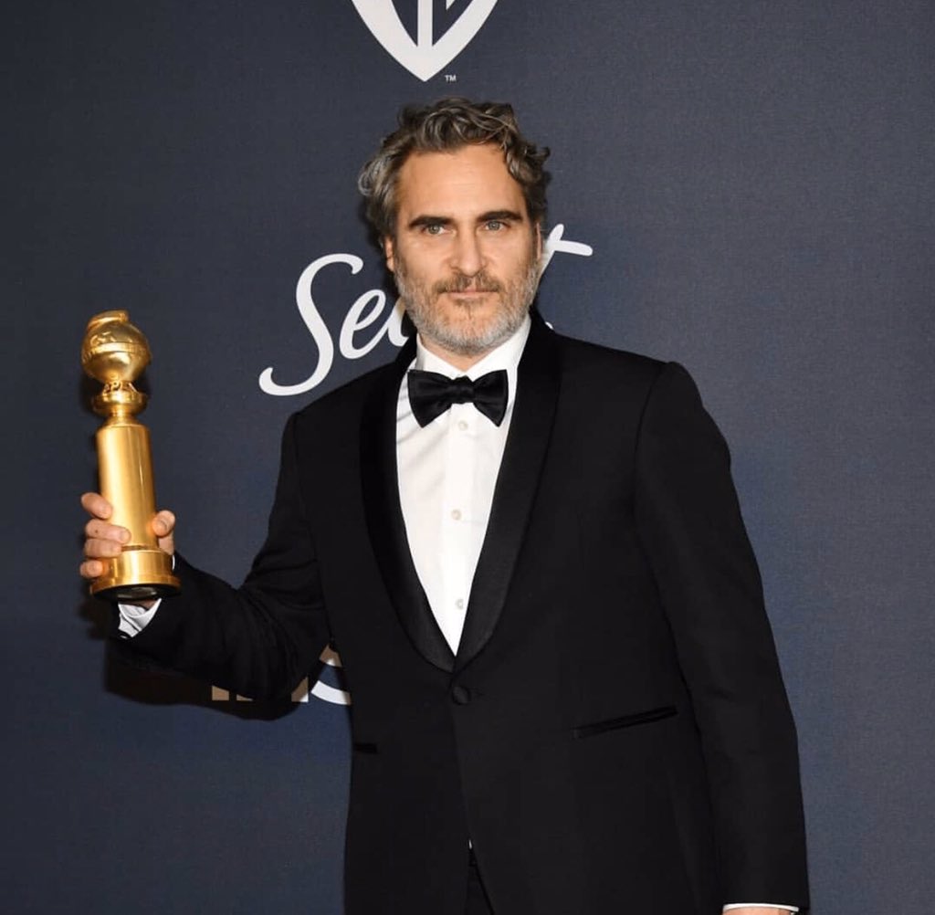 CastingStudioCr's tweet photo. JOAQUIN PHOENIX en la ceremonia de los Globos de Oro 2020:

"A mis co-nominados, sabemos que no hay ninguna maldita competencia entre nosotros, esto es puro marketing. Ustedes me inspiran y no puedo creer las hermosas actuaciones que han hecho durante este año”
#joaquinphoenix https://t.co/KPRROaHil3