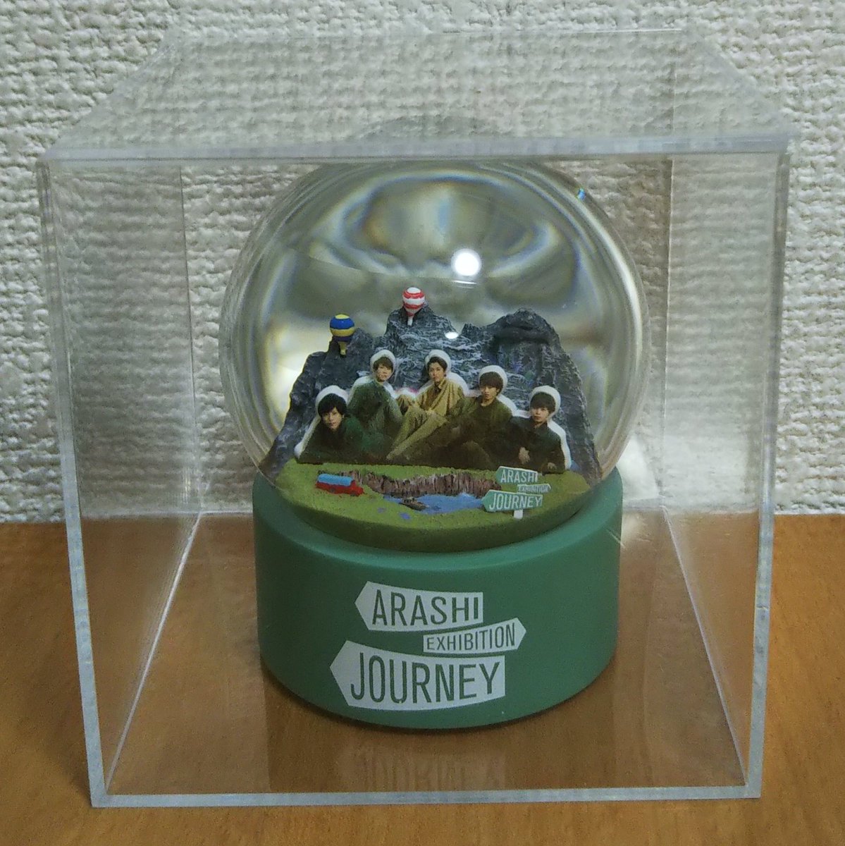 じゅんくま On Twitter 嵐を旅する展覧会のスノードームをほこりから守るのにdaisoの90サイズのクリアキューブを買ってきた 高さピッタリだし 蓋を外せば雪を降らせることも出来るし ちょうど良いのがあって良かった 嵐を旅する展覧会