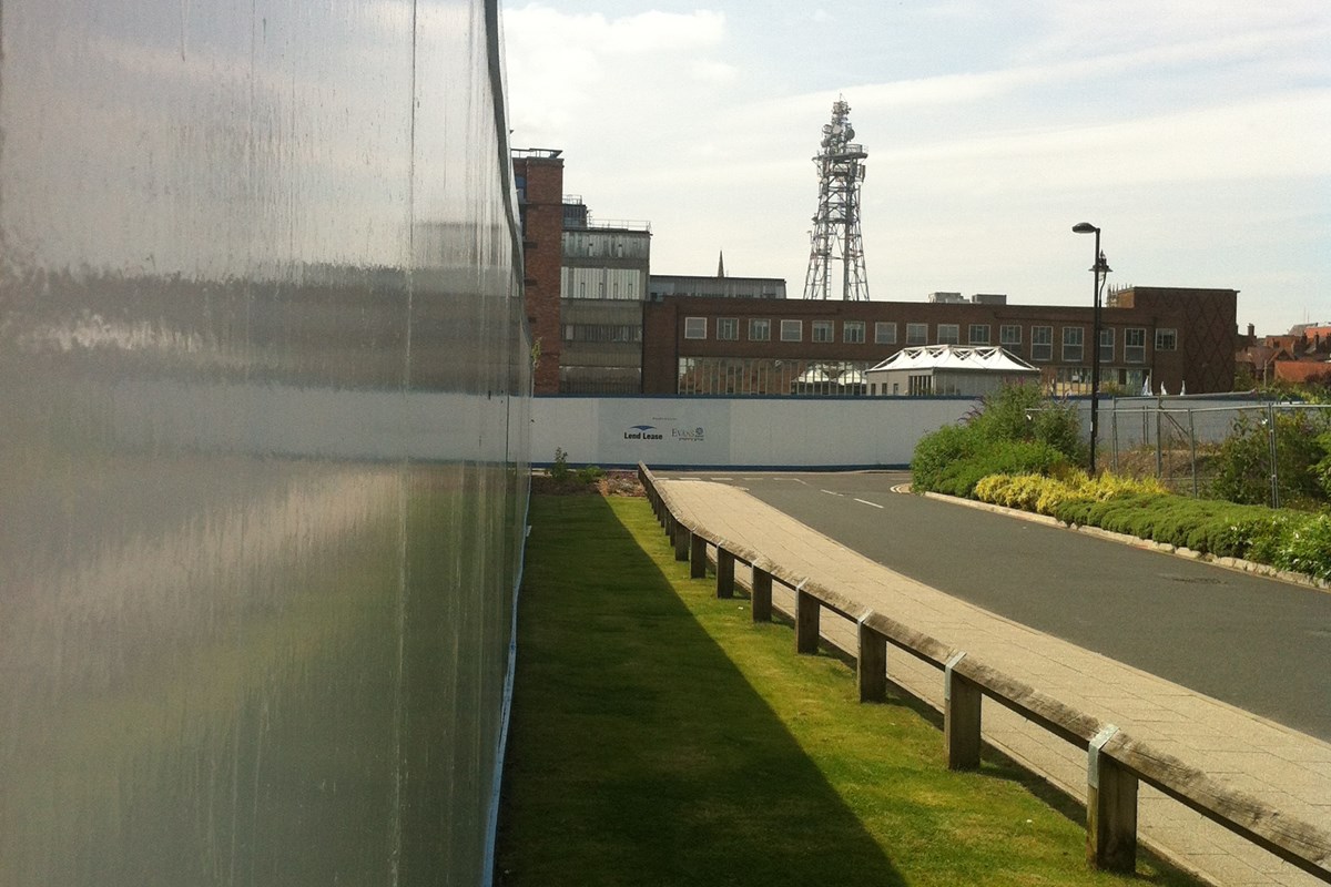 Choose SterlingOSB Zero SiteCoat for site hoarding and fencing. It's readily coated &amp; filled on one side with a non-solvent coating - meaning less work when you want to paint or graphic your site hoarding.
> > ow.ly/Ypja30psvpk #housebuilder #construction