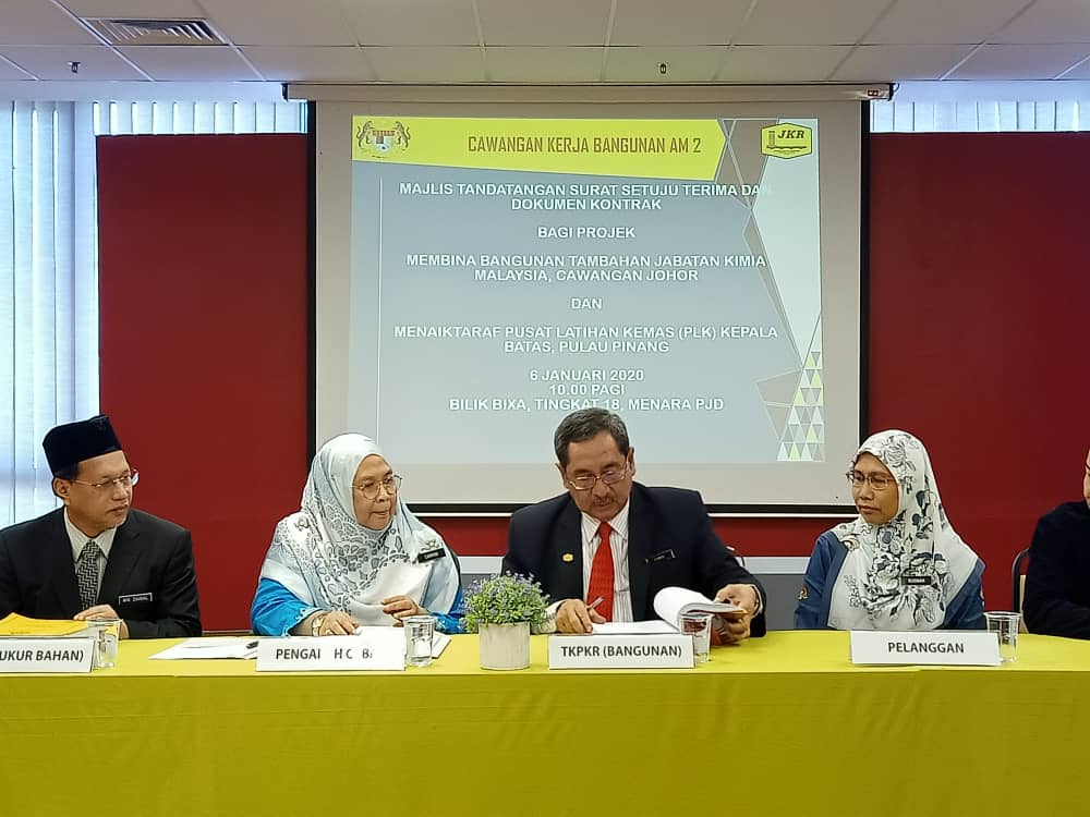 Membuka Lembaran 2020 dgn Majlis SST &amp; Tandatangan Dokumen Kontrak Projek Bangunan Jabatan Kimia Malaysia Caw Johor &amp; Projek Naiktaraf Pusat Latihan KEMAS Kepala Batas PP. Syabas dan Tahniah 👍
#JKRThePreferredTechnicalAgency <a href="/arkamaluddin/">Kamaluddin Abdul Rashid</a> <a href="/JKRMalaysia/">JKR Malaysia</a> <a href="/CKBA2_JKR/">CKBA2 JKR</a>