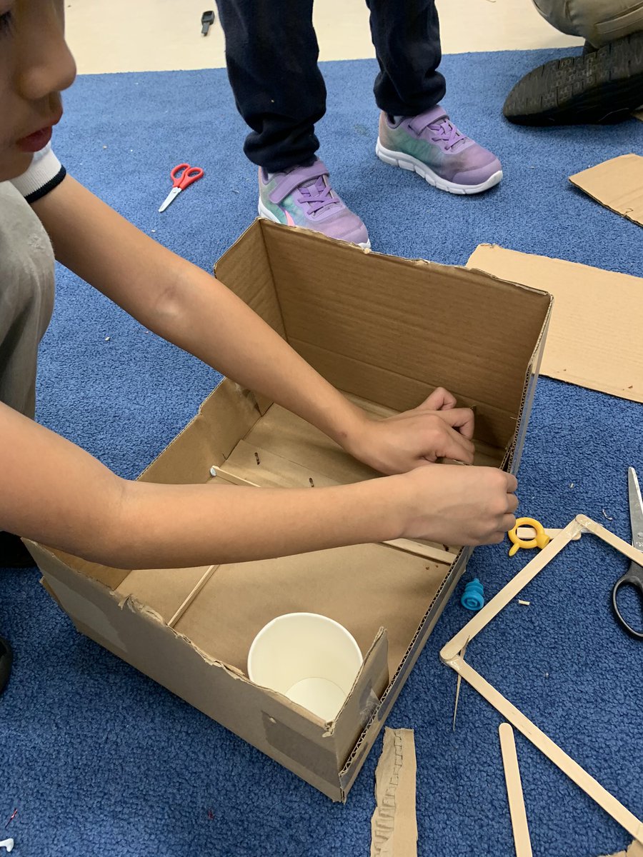 mrkpyp's tweet image. First day back and #rapidprototyping continues in Y3. Ss are completing a #designthinking warm up. They interviewed their Ts to learn more about a stationary problem in class. Next, Ss will go on a #problemfinding hunt to find goods/services at #VSAHKG which can be enhanced.