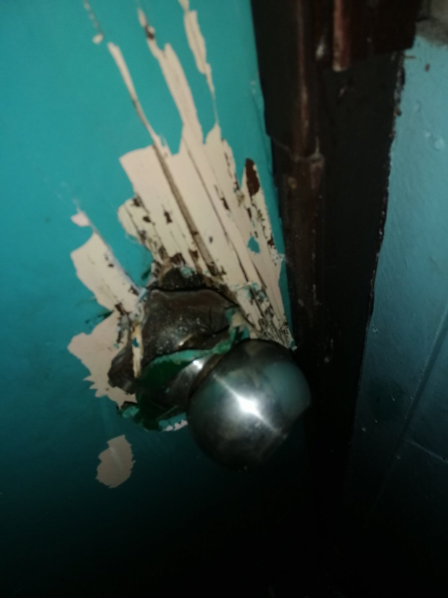 KINtobleron11's tweet photo. Yung n lock ka sa loob ng bahay e di cheng. Sira ang door knob 🚪😂🔐
#OhMonday https://t.co/Pi65tXnYBo