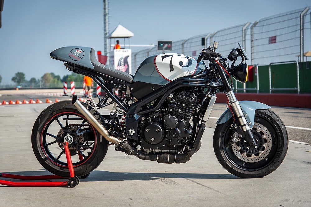 TeamRobertsLtd's tweet photo. Triumph Speed Triple 2004 custom by @ludwig_tekne
#triumphfansfrance #triumphfans #triumphspeedtriple #triumphcaferacer #speedtriple #speedtriplecaferacer #caferacers #caferacerstyle #yellowlight #triumph https://t.co/a1JbCAZRtY