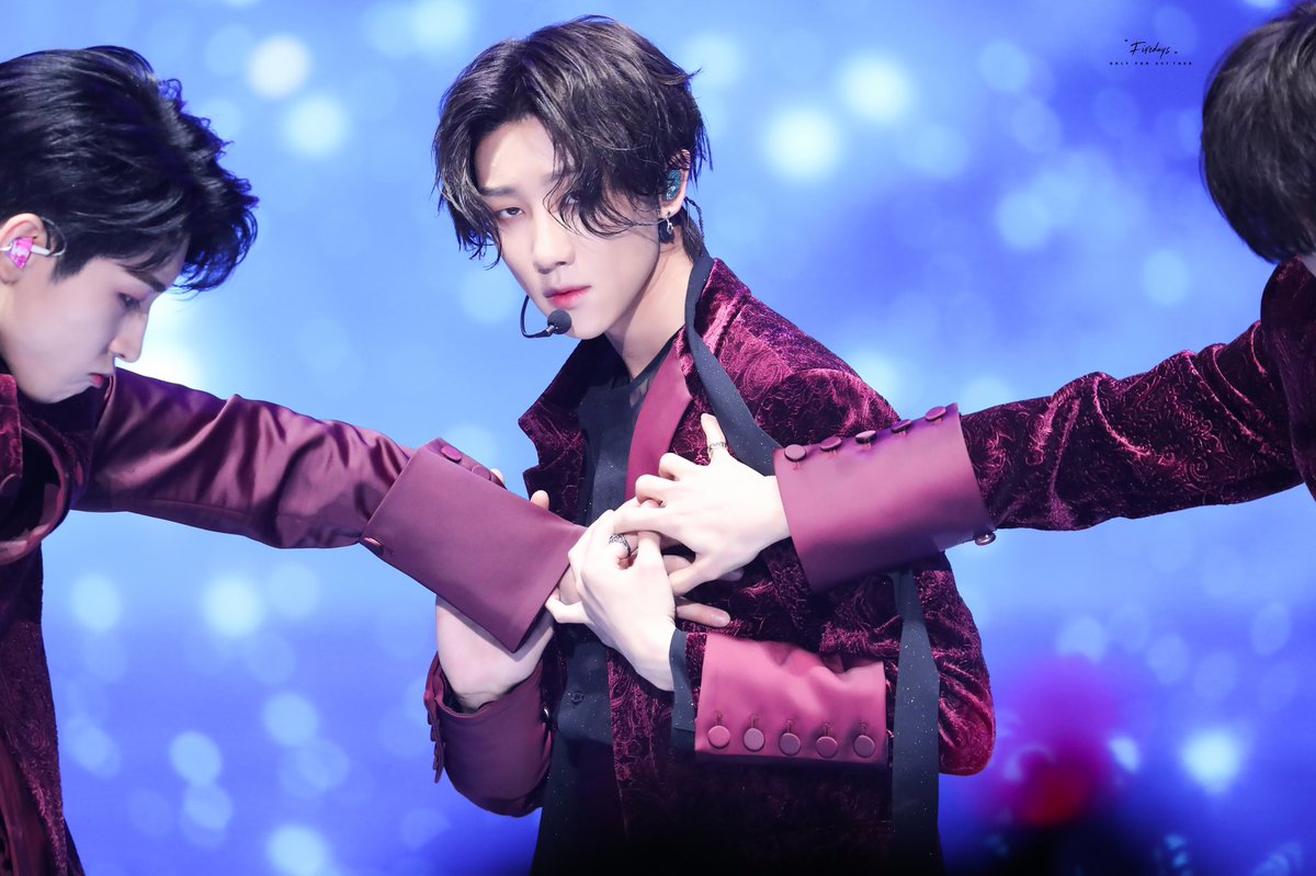 _Fivedays's tweet photo. 200105 골든디스크

#세븐틴 #SEVENTEEN #The8 #디에잇 #徐明浩 #서명호 @pledis_17 https://t.co/f7tfOxrcWy