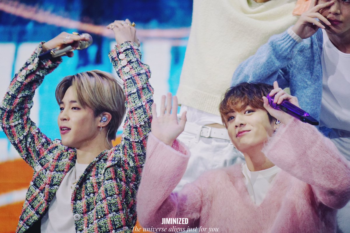 Jiminized1310's tweet photo. 200105 GDA 

🐰 🐥 sending 💛 💙 to Armys
Let only the best things come to you two in 2020s

#지민 #정국 #JIMIN #JUNGKOOK #국민 #KOOKMIN #JIKOOK #방탄소년단 #BTS @BTS_twt https://t.co/XpPhJaW8Bt