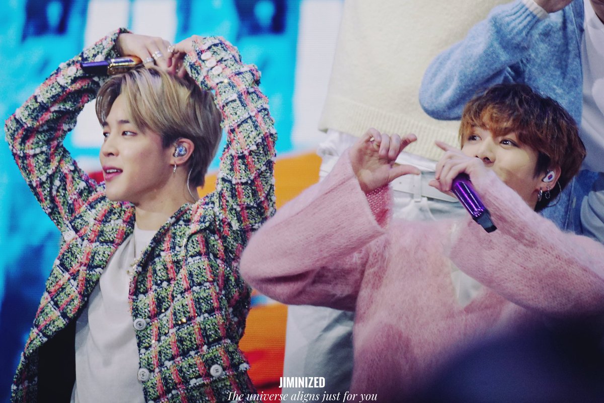 Jiminized1310's tweet photo. 200105 GDA 

🐰 🐥 sending 💛 💙 to Armys
Let only the best things come to you two in 2020s

#지민 #정국 #JIMIN #JUNGKOOK #국민 #KOOKMIN #JIKOOK #방탄소년단 #BTS @BTS_twt https://t.co/XpPhJaW8Bt