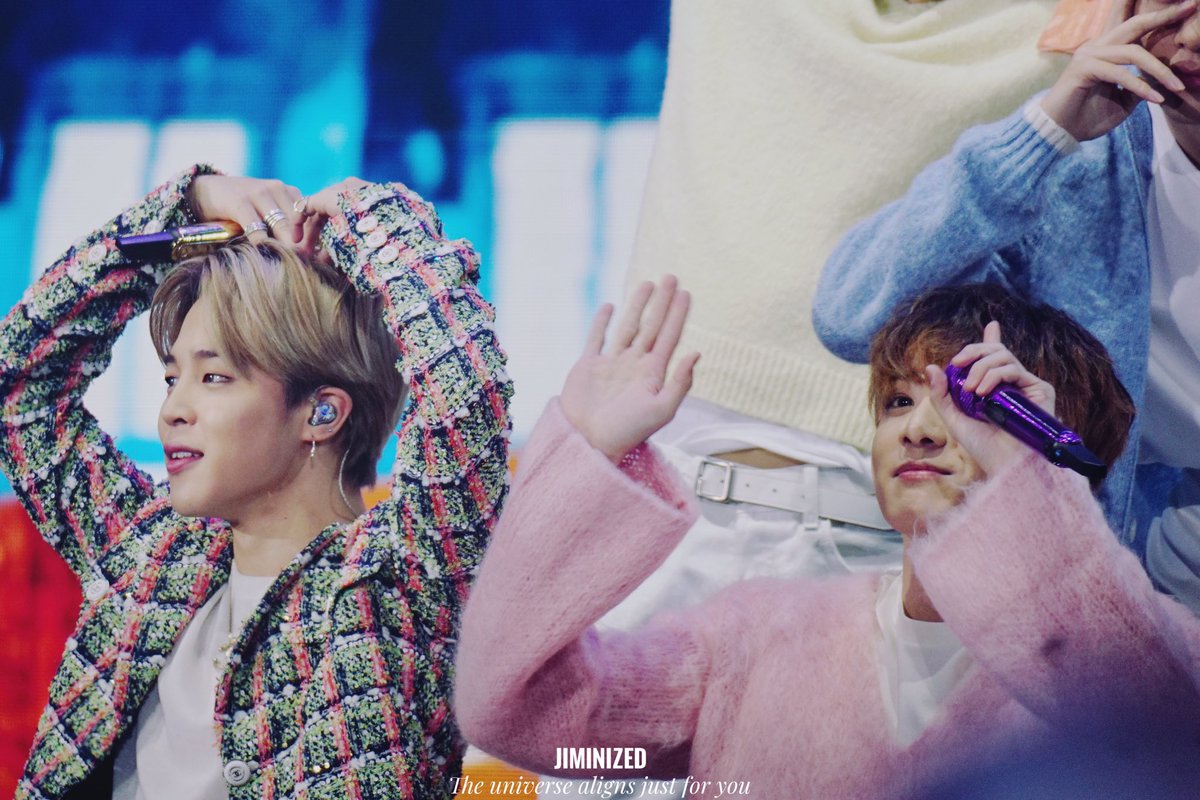 Jiminized1310's tweet photo. 200105 GDA 

🐰 🐥 sending 💛 💙 to Armys
Let only the best things come to you two in 2020s

#지민 #정국 #JIMIN #JUNGKOOK #국민 #KOOKMIN #JIKOOK #방탄소년단 #BTS @BTS_twt https://t.co/XpPhJaW8Bt