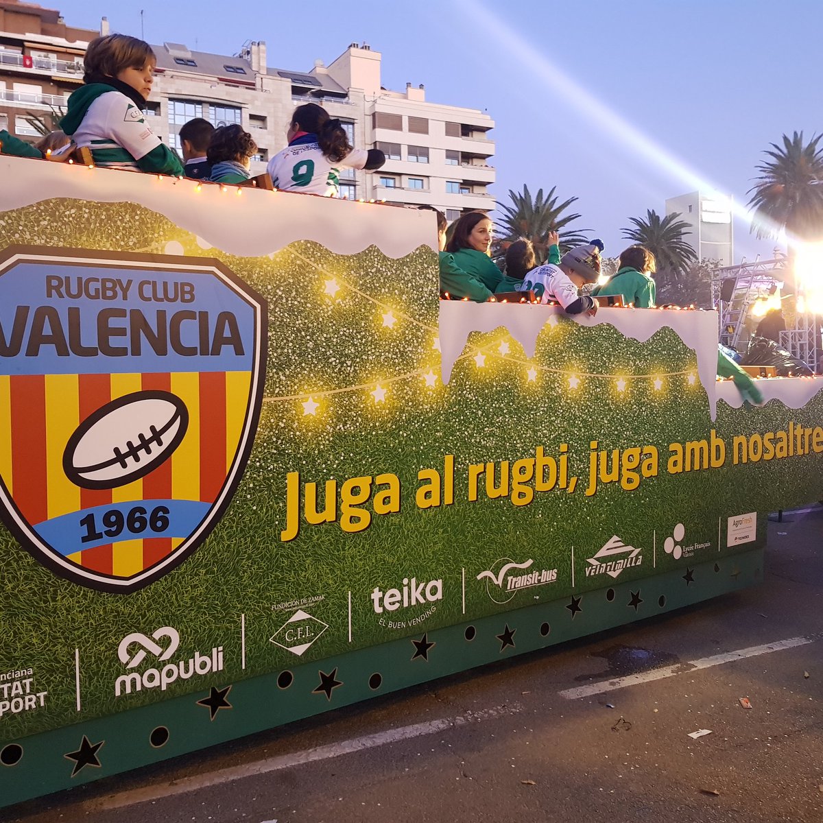 veteransrcv's tweet photo. Un orgull haver colaborat amb el nostre club en aquesta festa que és per la nostra ciutat i per als més menuts nostres. #CavalcadaVLC #caramels #mapubli #agrofresh #pelutxes @valenciarugby @FTA_CV @ferugbycv @juherga70 https://t.co/5nqGkdJFvc