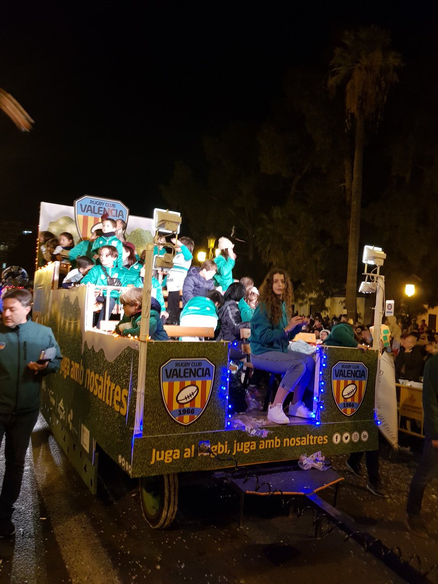 veteransrcv's tweet photo. Un orgull haver colaborat amb el nostre club en aquesta festa que és per la nostra ciutat i per als més menuts nostres. #CavalcadaVLC #caramels #mapubli #agrofresh #pelutxes @valenciarugby @FTA_CV @ferugbycv @juherga70 https://t.co/5nqGkdJFvc
