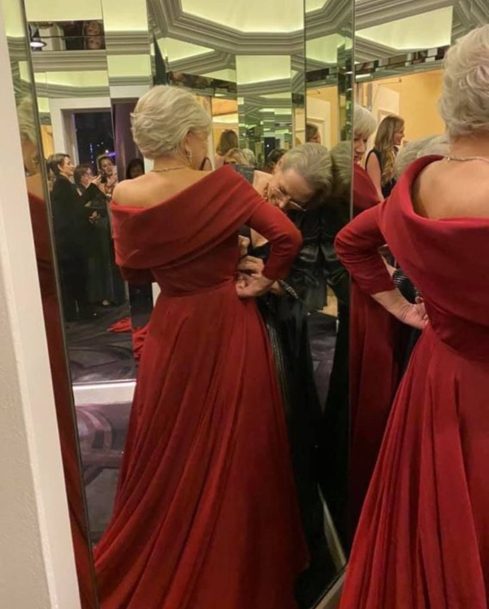 VioletGinDeVil's tweet photo. The image that just keeps on giving. And the reason I am late for work. #GoldenGIobes #MirrenMagic #MerylMonday https://t.co/rax1fcnQVi