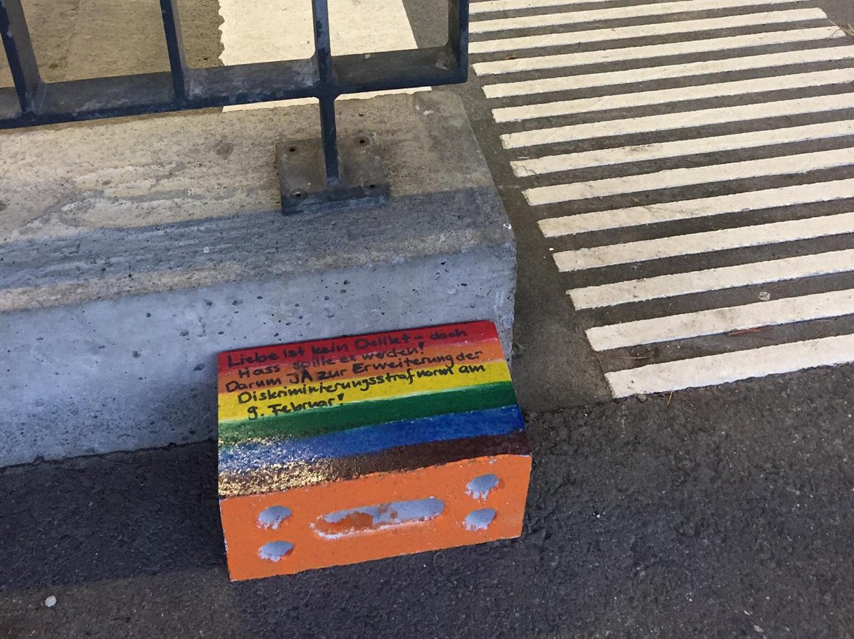 SPBE (@spkantonbern) on Twitter photo Heute machen im ganzen Kanton Bern regenbogenfarbige Ziegelsteine auf Gewalt- und Diskriminierungserfahrungen von Lesben, Schwulen und Bisexuellen aufmerksam.
-> MM: bit.ly/2FmJTYi
#jazumschutz #abst20 <a href="/JUSO_BE/">JUSO Kanton Bern</a> <a href="/spschweiz/">SP Schweiz</a> @Tamarafuniciell <a href="/ueli_egger/">Ueli Egger</a> <a href="/MirjamVeglio/">Mirjam Veglio</a> Heute machen im ganzen Kanton Bern regenbogenfarbige Ziegelsteine auf Gewalt- und Diskriminierungserfahrungen von Lesben, Schwulen und Bisexuellen aufmerksam.
-> MM: bit.ly/2FmJTYi
#jazumschutz #abst20 <a href="/JUSO_BE/">JUSO Kanton Bern</a> <a href="/spschweiz/">SP Schweiz</a> @Tamarafuniciell <a href="/ueli_egger/">Ueli Egger</a> <a href="/MirjamVeglio/">Mirjam Veglio</a>