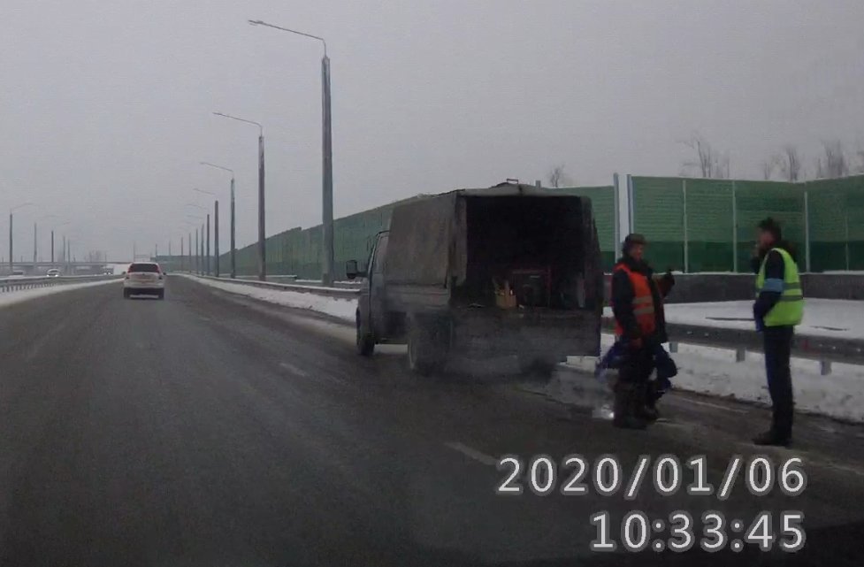 Сегодня проезжали по Фрунзенскому мосту. Работники дорожной службы заваривали крышки люков, которые по какой причине почти каждый день оказывались открытыми, что могло нанести ущерб не только автомобилям, но и привести к аварийной ситуации