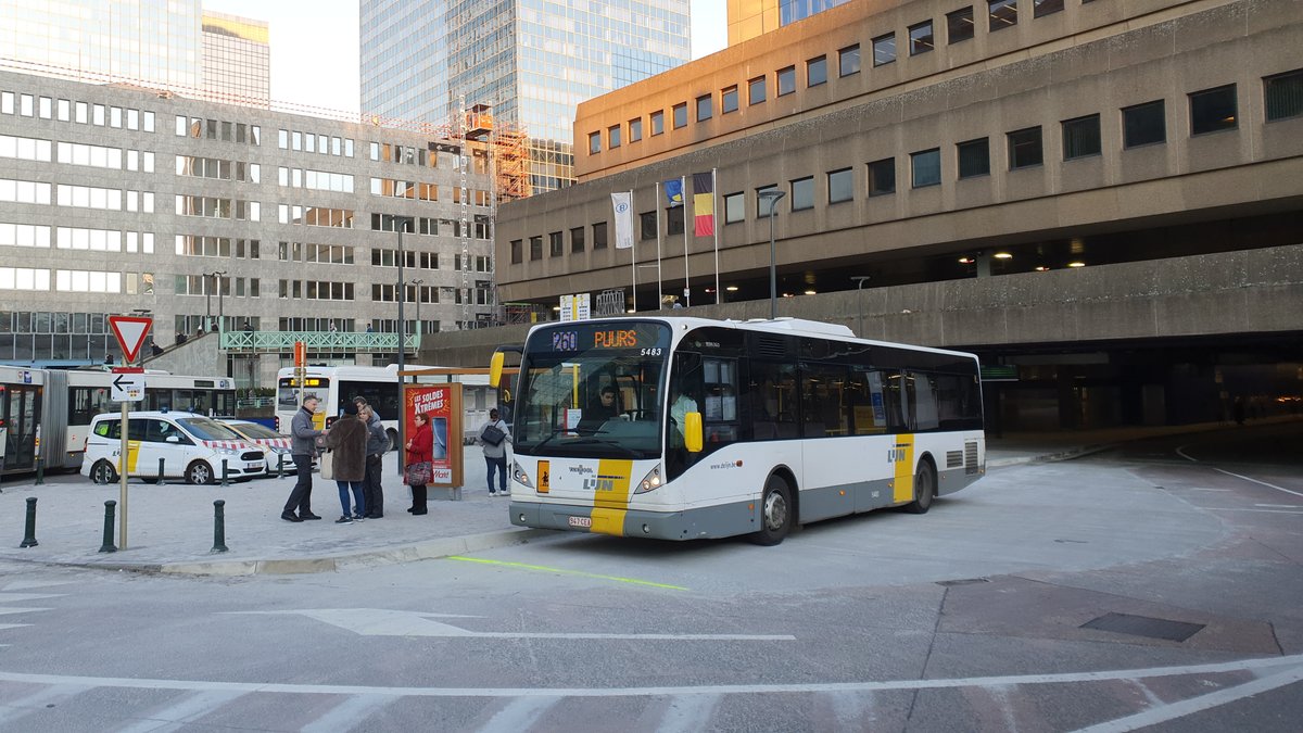delijn's tweet image. Enkele collega’s maken je vanochtend wegwijs in het vernieuwde, tijdelijke busstation van #DeLijn aan #Brussel-Noord dat vandaag opent. Alle vertrekkende bussen stoppen nu aan één groot perron, kant Rogier.